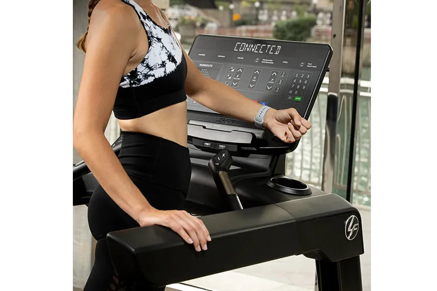 Life Fitness Club Series   (Plus) Treadmill (SALE)